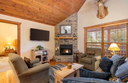 Simon's Treetop Cabin - 2 BDR in Popular Resort - Foto 1