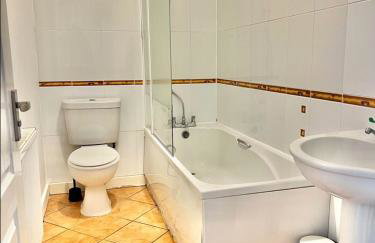 Big 6 Beds Home, Free Private Parking, TV, Garden - Foto 26