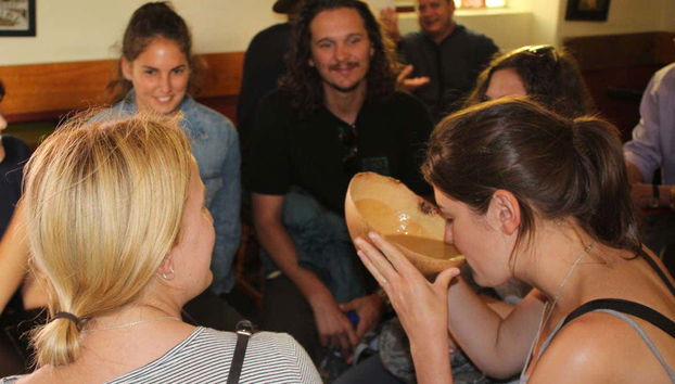 Probando la chica en La Candelaria