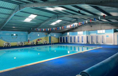 169 - Two bed Chalet on Sunbeach Holiday Park - Sleeps 5, pet friendly, FREE pool and entertainment passes included - plus WiFi, bed linen and towels included 300m from the beach! - Foto 34