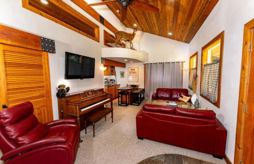 Private Two-Cabin Retreat Near Silverwood Theme Park - Sleeps 15 - Photo 4