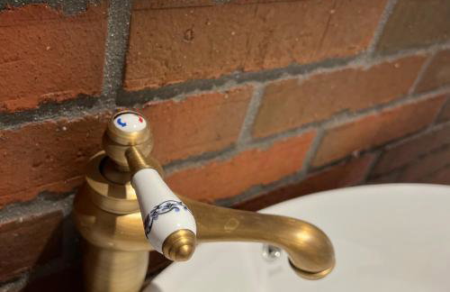 Apartament w XIX-wiecznym Spichlerzu nad Jeziorem z dostępem do parku i widokiem na Dworek Modrzewiowy z 1823 roku - Foto 21