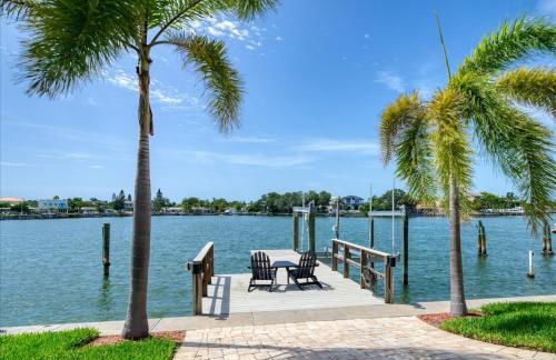 Waterfront Luxury w/ Heated Salt Pool & Golf Cart - Foto 32