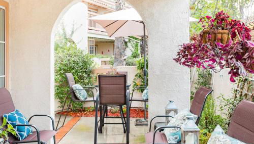 Glamorous Regal Design Home with Private Patio and Garage - Foto 4