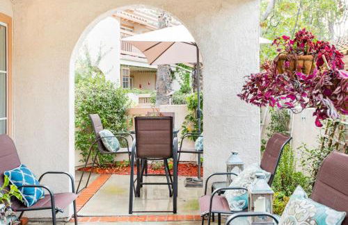 Glamorous Regal Design Home with Private Patio and Garage - Foto 4