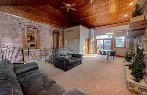 Charming School House with Large Pool - Foto 12