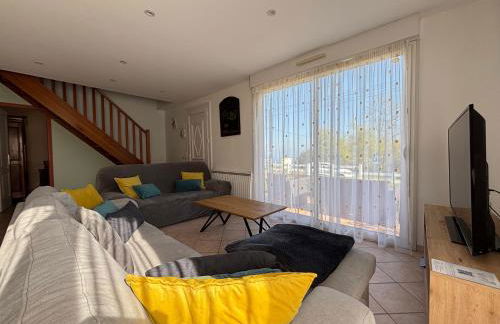 Saint Ho Mer Maison lumineuse vue mer 8 pers 4 chambres 2 sdb 2 WC étage rénové en 2025 belle terrasse grand jardin clos parking 8 mn à pied petite plage grand jardin près de Port en Bessin, Bayeux et plage Omaha beach - Foto 13