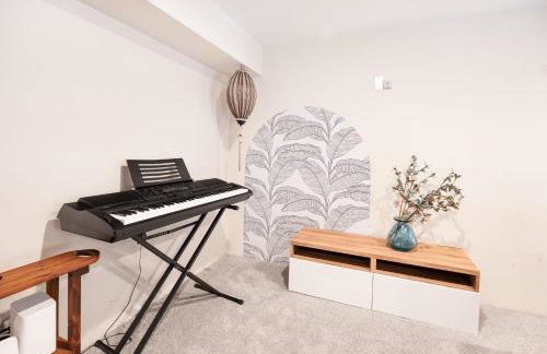 Kirkland Oasis Chic Basement Retreat with Hot Tub - Foto 12