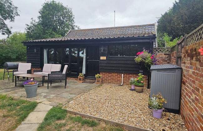 Lilys Cottage - Sleeps 2 - Pet Friendly - Photo 15