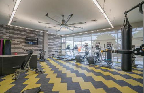 Modern 2BD DT - Balcony, Gym, W-D, Parking - Sleeps 8 - Photo 3