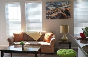 Luxury 1BR/1BA w/ Top Amenities in Prime Location - Foto 2