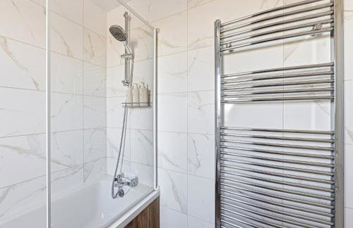 Keaton House - Close to City Centre - Free Parking, Spacious Garden, Fast Wifi and Smart TV by Yoko Property - Foto 12