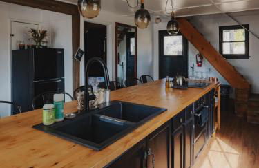 Secluded rustic 3-bedroom cabin on private land - Photo 16