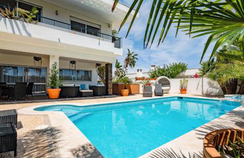 Deluxe 4BDR House W/ Pool by LovelyStay - Photo 1