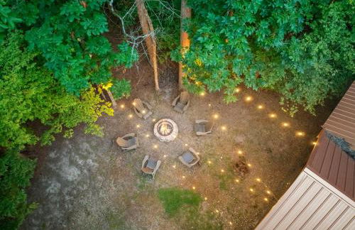 Rustic Family Getaway - Pool Table, Hot Tub, Pets, Great Location - Photo 5