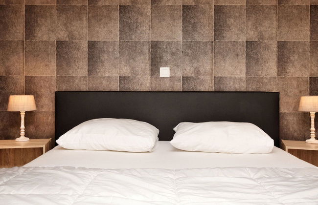 Modern Family Home With Wellness - Photo 3