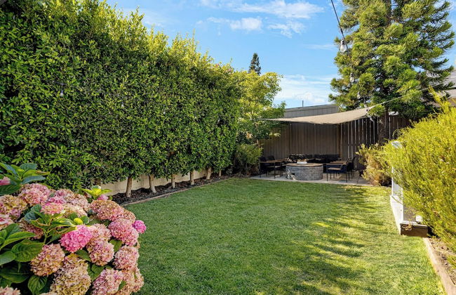 Luxe Backyard Oasis w/ Hot Tub Chic Design South Park Sanctuary - Foto 34