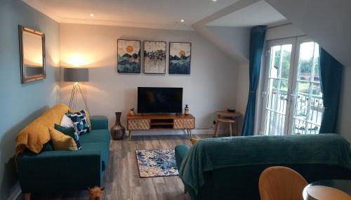 Idyllic Waterside Penthouse - Photo 4