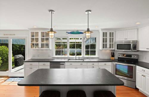 3 Bicycles Provided! Cape Cod Cottage with Deck - Foto 15