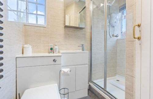 3BR Kingswood Cottage with Detached Unit - Photo 12