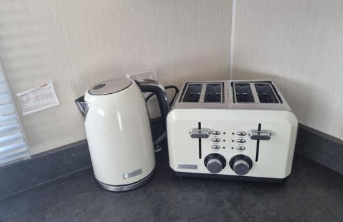 Cozy 3 bedroom Caravan, Sleeps 8, at Parkdean Newquay Holiday Park - Foto 38