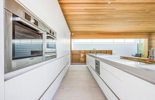 Breathtaking Home with Parking - Pass the Keys - Photo 15