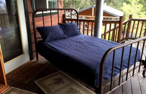 Grand Rustic Cabin Rental with Private Hot Tub near Escondido, California - Foto 9