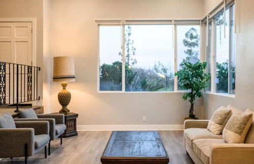 Serene Hilltop Oasis Above the City w Private Pool - Foto 54