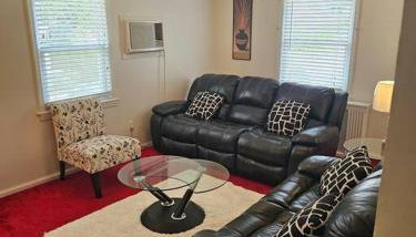 Comfy Getaway minutes from UBS Arena - Foto 3