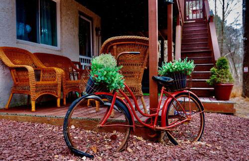 WOW!! Ultimate Pocono Retreat Hot Tub, Game Room, Fire Pit, Near Lakes & Hiking! - Foto 53