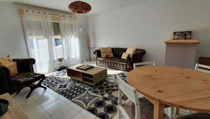 Appartement 2 chambres Balcon Parking privé Centre Village - Foto 2