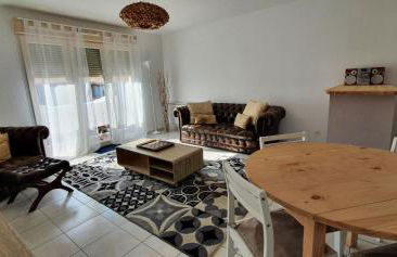 Appartement 2 chambres Balcon Parking privé Centre Village - Foto 2