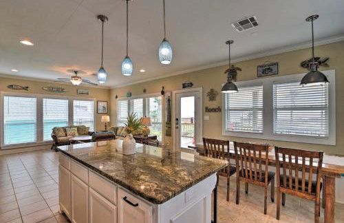 Ocean View and Grill Crystal Beach Bungalow! - Foto 8