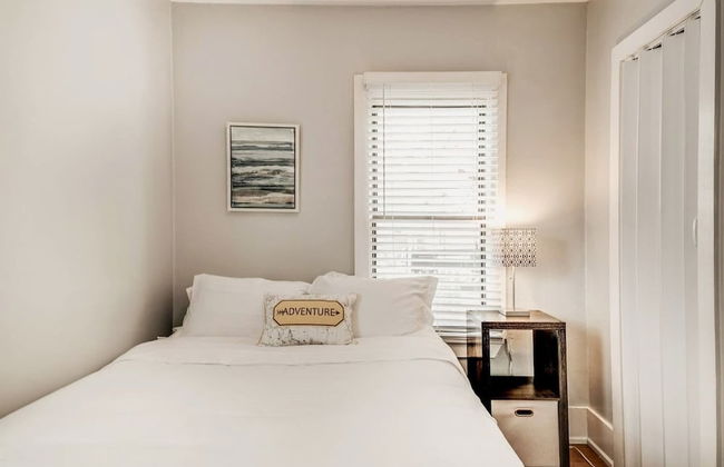 Shiny and Comfortable Oakland House 3 car Driveway - Photo 13