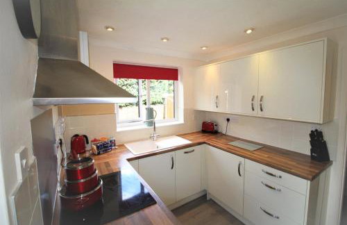 3 Bed Semi - Sleeps 5 - Private Garden & Parking - Quiet Cul De Sac Location - Dog Friendly - Fast Wifi - Close to Motorway Access - Foto 8