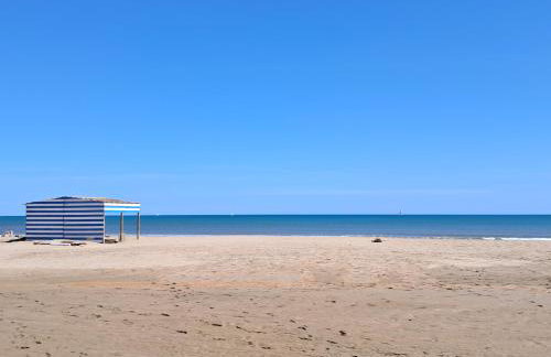 Appartement refait à neuf, climatisé, en rez-de-jardin, à 30 secondes de la plage - Foto 16