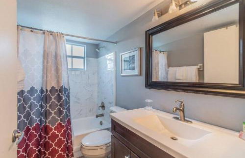 HARRY POTTER LIVES HERE! Unforgettable Home, Pool, Sleeps 8, Near Dis, LOW Rates! - Foto 7