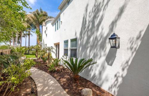 Spacious Luxury home in Gated Community with Resort Pool & Scenic Views - Photo 63