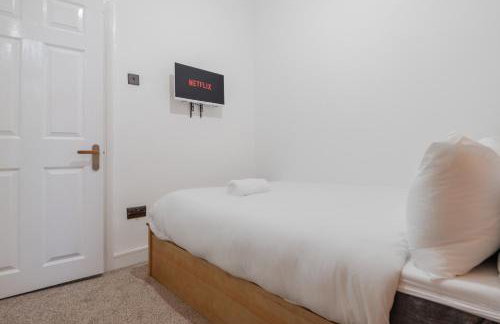 Exotic 4BD, Etihad, Coop Arena - TV in all Rooms and Outdoor Dining - Foto 16