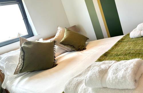 Still Waters - Luxury Lakeside Retreat with Hot Tub - Photo 78