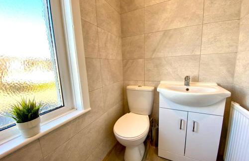 Spacious 3 Bedroom House - 5 Minutes to the nearest Beach! - Great Location - Garden - Parking - Fast WiFi - Smart TV - Newly decorated - sleeps up to 7! Close to Poole & Bournemouth & Sandbanks - Foto 18