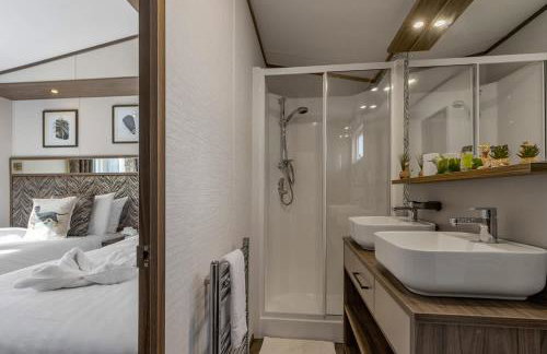 Peaceful Lake Retreat - Fishing Lakes, Heated Outdoor Swimming Pool 500yrds on Sister Park , Pool Open April to September - Foto 27