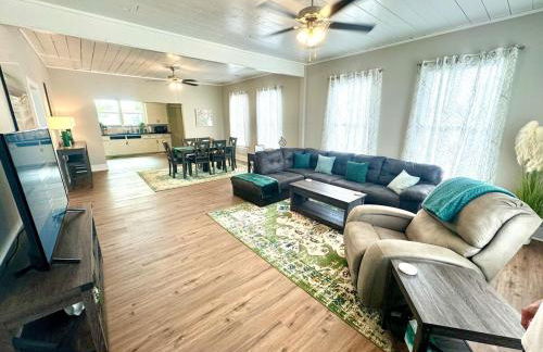 Bright & Airy 2BR 1BA Home Near The Riverfront - Foto 26