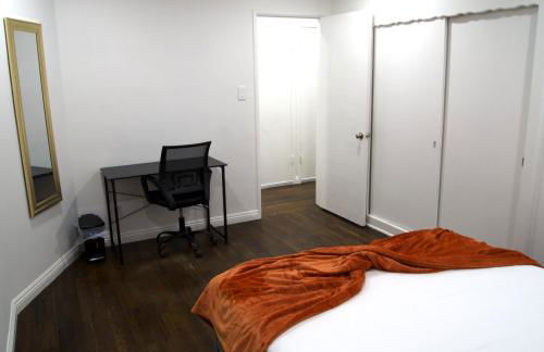 Cozy 3BR Home With Pool, Yard, Garage, and 80 inch TV! - Foto 35