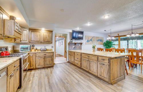 Gorgeous Lake Arbutus Getaway with Dock and Boat House - Foto 12