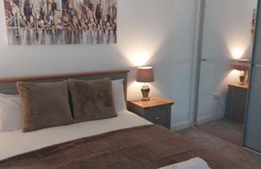 Beautiful 4-Bedroom House with Private Garden & Parking - Foto 41