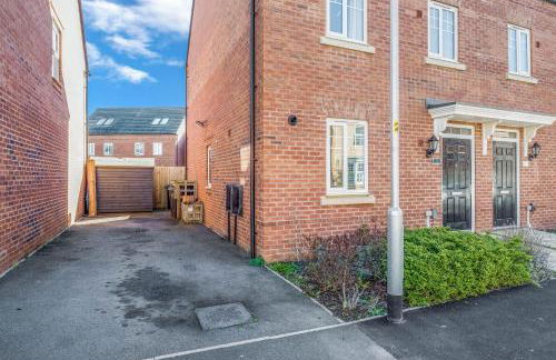 Beautiful and comfortable home away from home with free parking, fast wifi and white crisp hotel standard linen hosted by Our Home Short Stays - Photo 39