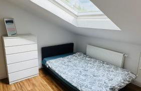 Charming Attic Retreat with Sloped Roof - Foto 1