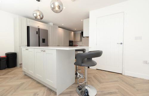 Contractor 4 Bed 3 Bath House Near Airport Parking Barry Island with Parking - Foto 53
