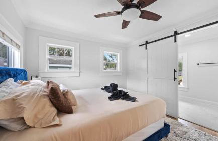 Spacious Modern Farmhouse w/ Private Patio & BBQ! - Foto 33